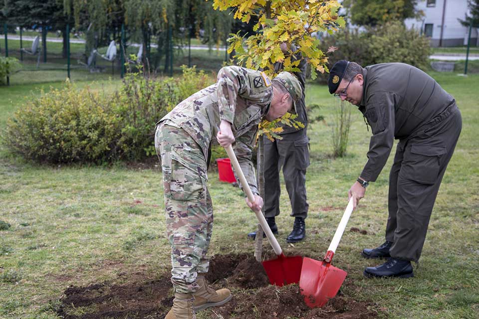 The Commanders of EUFOR and NHQSa marked the continued cooperation and friendship