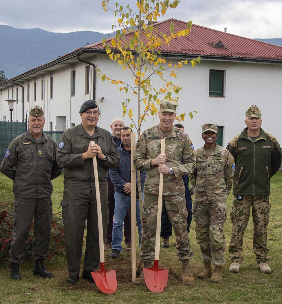 The Commanders of EUFOR and NHQSa marked the continued cooperation and friendship