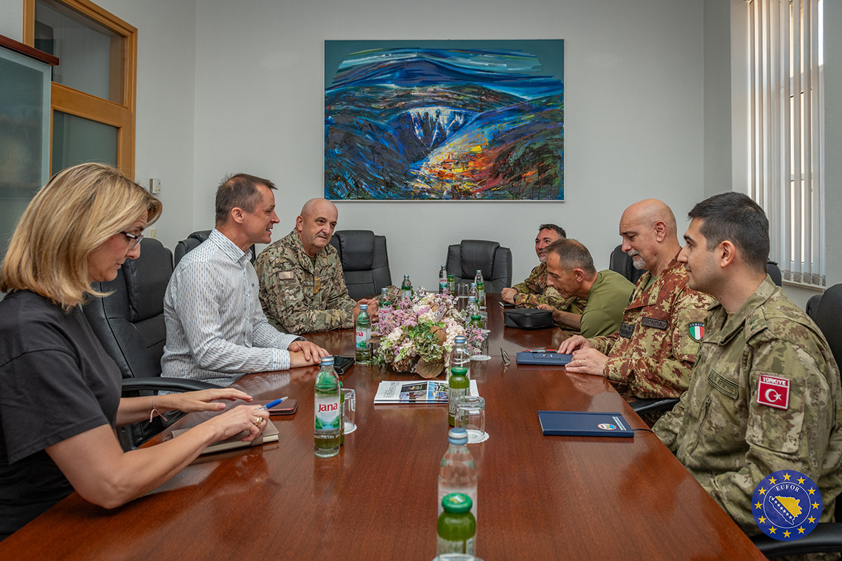 Zapovjednik EUFOR-a posjetio Livno i promatrao uništavanje eksplozivnih sredstava na poligonu u Glamoču