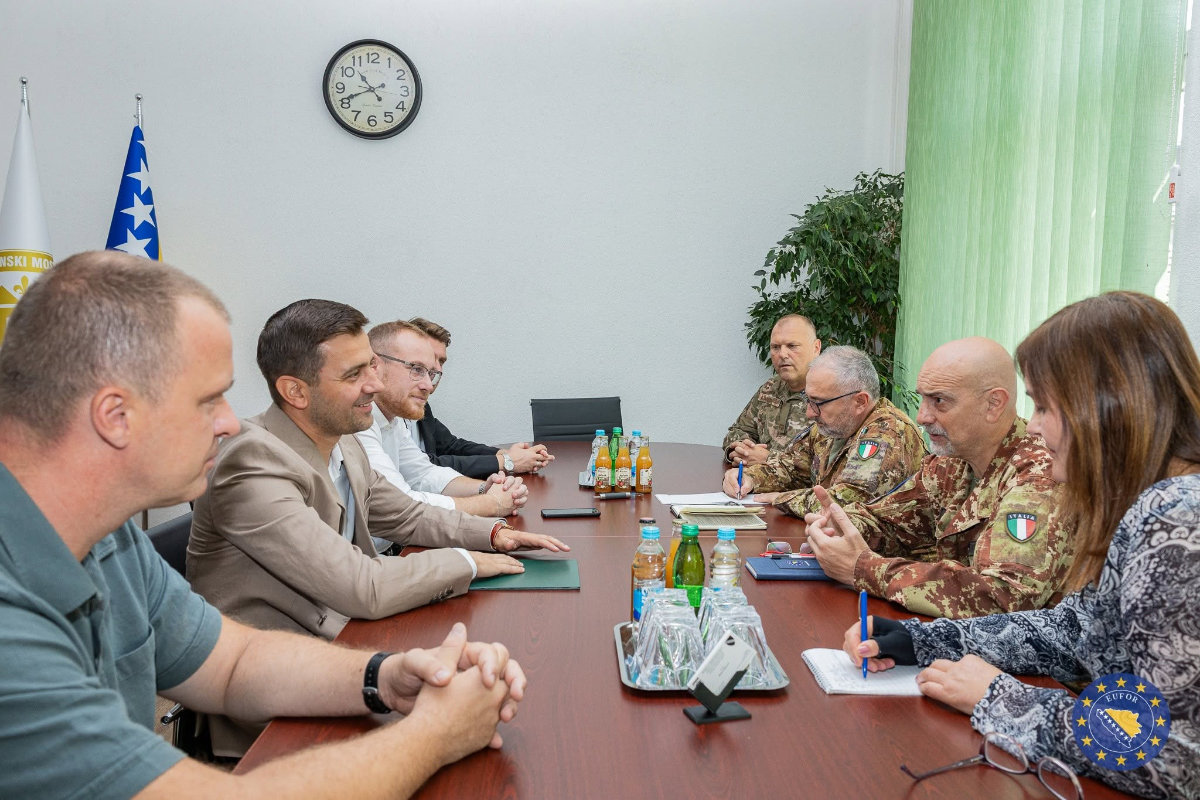 Komandant EUFOR-a sastao se s načelnikom općine Sanski Most i posjetio godišnji Mirovni kamp, koji organizira Centar za izgradnju mira